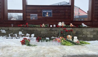 Жители Зарайска несут цветы к стихийному мемориалу в центре города — на улице Советской — после теракта в «Крокус Сити Холле».